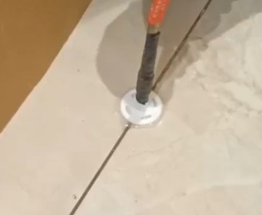 舟山瓷砖空鼓维修公司专业解答瓷砖在铺贴过程中，如果没有涂抹均匀到位的粘结材料（如水泥砂浆或瓷砖胶），可能会导致以下问题
